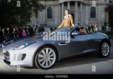 Jessica Ennis, médaillée d'or olympique, pose avec la nouvelle voiture de la Jaguar F-Type en annonçant son rôle au Lord Mayor's Show et son implication auprès de Jaguar aux jardins carter Lane de la ville de Londres. Banque D'Images