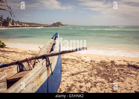 La traditionnelle en bois / bateau de pêche malgache piroga - sur la plage de sable de l'océan Indien à Madagascar, Afrique Banque D'Images