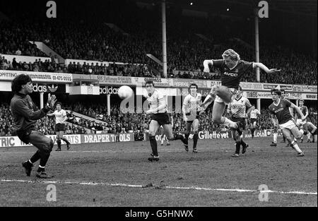 Frank McAvennie de West Ham United marquant le deuxième but de West Ham contre Oxford United à Upton Park. Note finale W.Ham 3 Ox. Utd 1 Banque D'Images