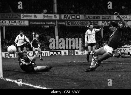 Le gardien de but de l'Utd Gary Bailey fait des économies auprès de Tony Cotee de West Ham United à proximité, pendant le match de la League Division One à Upton Park. Score final West Ham 2 Man Utd 1. Banque D'Images