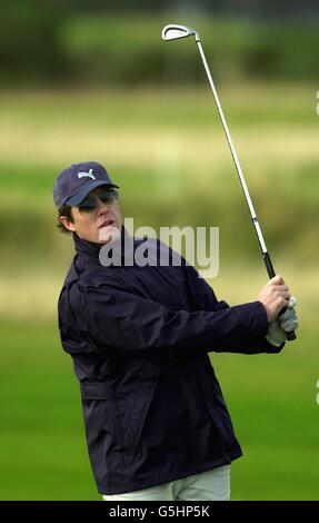 Hugh Grant en jouant au golf Banque D'Images