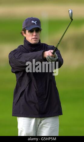 Hugh Grant en jouant au golf Banque D'Images