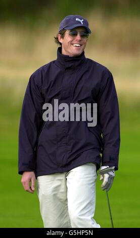 Hugh Grant en jouant au golf Banque D'Images