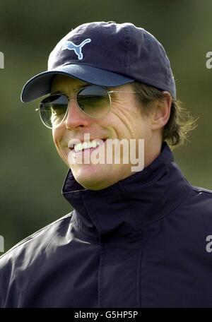 L'acteur britannique Hugh Grant joue un coup sur le quatrième tee lors d'une partie de golf au parcours de golf Dunhill Links à Carnoustie. Cgolf Banque D'Images