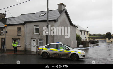 Gardaï sceau de la scène d'un tir fatal dans le village de Golden, près de Clonmel, Co Tipperary, après qu'un homme a été abattu dans une maison tôt ce matin. Banque D'Images