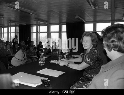 Secrétaire du service social Mme Barbara Castle, (R) photographiée au ministère de la Santé et de la sécurité sociale à Elephant and Castle lorsqu'elle a rencontré un service du Collège royal des sciences infirmières. * le RCN - la plus grande des organisations représentant les 300,000 infirmières britanniques - a dit à Mme Castle qu'elle s'inquiétait de la « baisse des normes de soins aux patients ». Banque D'Images