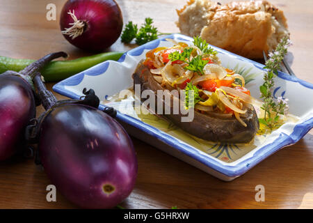 L'Imam Bayildi. Aubergines farcies aux légumes sur plaque blanche. La nourriture turque. Focus sélectif. Banque D'Images