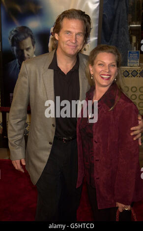 Jeff Bridges, star du K-PAX, et Susan, son épouse, arrivent au Mann's Village Theatre de Los Angeles pour la première mondiale du film. Banque D'Images