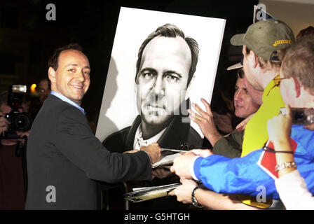 États-Unis K-PAX PREMIERE Kevin Spacey.Kevin Spacey signe des autographes pour les fans à la première de K-PAX à Los Angeles. Banque D'Images