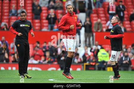Rio Ferdinand (centre) de Manchester United pendant l'échauffement Ses coéquipiers Wayne Rooney (à droite) et Oliveira Anderson (à gauche) portent Lancez-vous dans la campagne anti-racisme Banque D'Images