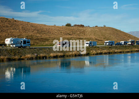 Les pêcheurs, les caravanes et camping-car par le lac Ruataniwha, près de Twizel, District de Mackenzie, South Canterbury, Nouvelle-Zélande Banque D'Images