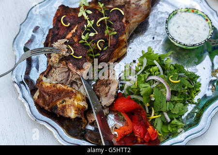 Délicieux gigot d'agneau au thym sculptés et prêt à servir Banque D'Images