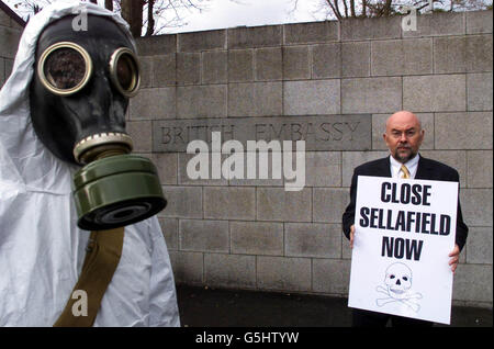 Ruairi Quinn (à droite), le dirigeant du Parti travailliste de l'opposition irlandaise, avec un manifestant après avoir dirigé une marche à l'ambassade britannique à Dublin demandant la fermeture immédiate de la centrale nucléaire de Sellafield. *... la protestation précède un débat au Parlement irlandais ce soir au cours duquel le Labour va condamner le gouvernement britannique pour avoir donné le feu vert au nouveau projet MOX (mélange d'oxyde de carburant). Banque D'Images