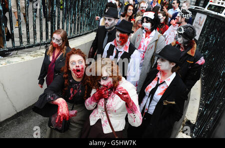 Les participants défilent dans les rues pendant qu'ils participent à la promenade annuelle « Beach of the Dead » Brighton Zombie Walk à Brighton, dans l'est du Sussex. APPUYEZ SUR ASSOCIATION photo. Date de la photo: Samedi 20 octobre 2012. Le crédit photo devrait être le suivant : Clive Gee/PA Wire Banque D'Images