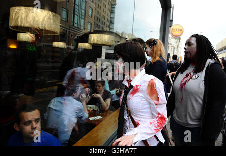 Les participants défilent dans les rues pendant qu'ils participent à la promenade annuelle « Beach of the Dead » Brighton Zombie Walk à Brighton, dans l'est du Sussex. APPUYEZ SUR ASSOCIATION photo. Date de la photo: Samedi 20 octobre 2012. Le crédit photo devrait être le suivant : Clive Gee/PA Wire Banque D'Images