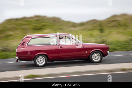 1973 70s rouge Ford Escort Estate vue latérale de Red Estate en route vers le magnifique Victoria Park de Southport, à Merseyside, Royaume-Uni, pour le Woodvale transport véhicule of Festival Classics. Voitures de collection et voitures de sport. Banque D'Images