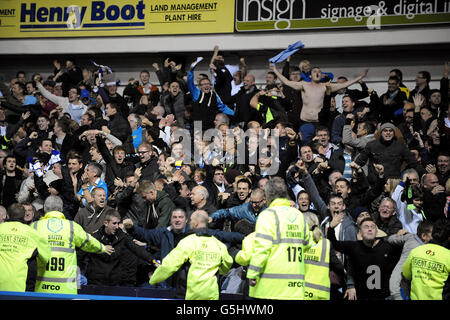 Football - npower football League Championship - Sheffield Wednesday v Leeds United - Hillsborough.Les fans de Leeds United célèbrent leur objectif dans les tribunes Banque D'Images