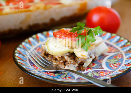 Gratin au four avec la viande hachée et les aubergines grillées, la moussaka Banque D'Images