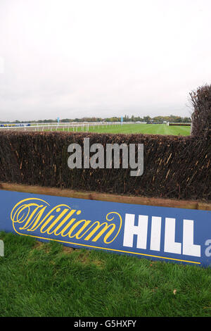 Marque William Hill sur les clôtures à l'hippodrome de Kempton Banque D'Images