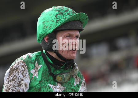 Courses hippiques - Réunion d'avril - première journée - Hippodrome de Cheltenham. Jockey Charlie Wallis Banque D'Images