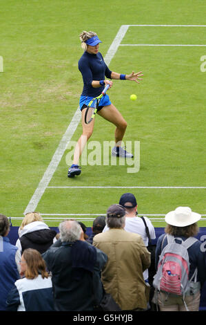 Eugénie Bouchard du Canada en action contre Irina-Camelia Begu de Roumanie pendant la deuxième journée de l'AEGON International 2016 au parc Devonshire, à Eastbourne. APPUYEZ SUR ASSOCIATION photo. Date de la photo: Mardi 21 juin 2016. Voir PA Story TENNIS Eastbourne. Le crédit photo devrait se lire comme suit : Gareth Fuller/PA Wire. Banque D'Images