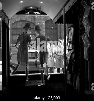 BALANÇANT LONDRES : les acheteurs s'arrêgent pour regarder la vitrine dans l'un des magasins à la mode qui se trouve sur Carnaby Street à Londres. Banque D'Images