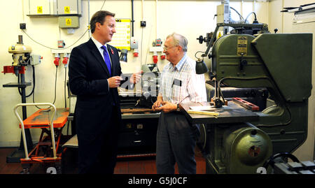 Le Premier ministre David Cameron rencontre aujourd'hui le technicien Adam Gorzala lors d'une visite à Panorama Antennas à Wandsworth, dans le sud-ouest de Londres. Banque D'Images