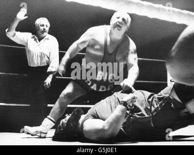 Big Daddy (née Shirley Crabtree), prend son adversaire géant Haystacks à l'hôtel Spa Royal de Bridlington, à peine 24 heures après que Malcolm 'King Kong' Kirk est mort d'une condition cardiaque dans un match contre Big Daddy. Banque D'Images