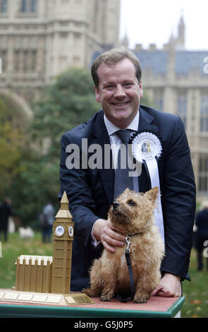 Charlie Elphicke, député de Douvres, et traite avec le Norfolk Terrier Star, 4 ans, annoncé comme vainqueur du concours Westminster Dog of the Year au Victoria Tower Gardens à Londres, organisé par le Dogs Trust et le Kennel Club. Banque D'Images