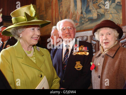 La reine Elizabeth II rencontre les sous-mariniers passés et présents à l'abbaye de Westminster pour le service de célébration du centenaire sous-marin de l'action de grâces. Banque D'Images