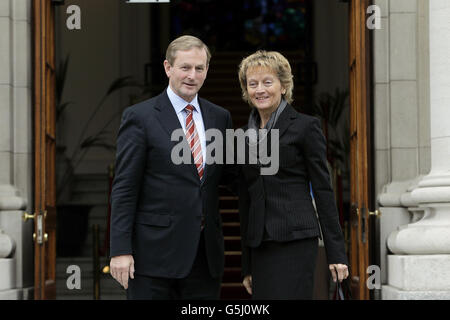 Taoiseach Enda Kenny salue la présidente suisse Eveline Widmer-Schlumpf dans les bâtiments gouvernementaux de Dublin. Banque D'Images