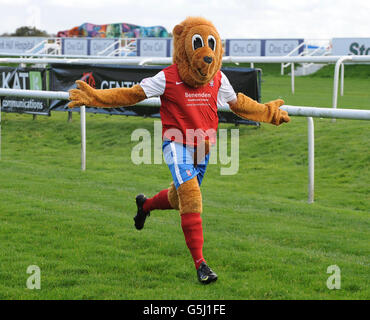 Yorkie The Lion du York City FC célèbre sa victoire à la course Mascot de la Football League, en soutien au Prostate Cancer UK. Banque D'Images