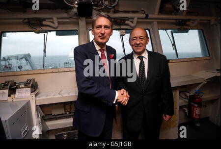 Le secrétaire à la Défense Philip Hammond (à gauche) rencontre le ministre français de la Défense Jean-Yves le Drian à bord du HMS bulwark lors d'un exercice naval conjoint avec les forces françaises au large de Toulon, en France. Banque D'Images