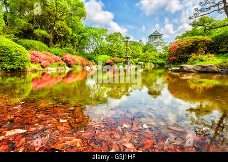 Vue sur le château d'Osaka du jardin, Banque D'Images