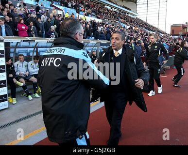 Football - Barclays Premier League - Aston Villa / Norwich City - Villa Park.Paul Lambert, directeur de la Villa Aston, et Chris Hughton, directeur de la ville de Norwich (à droite), se secouent la main avant le match Banque D'Images