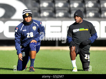 Andre Boucaud, du comté de Notts (à gauche), ne porte pas de t-shirt One Game One Community pendant l'échauffement, contrairement à Jamal Campbell-Ryce, membre de l'équipe, lors du match npower League One à Meadow Lane, Nottingham. Banque D'Images