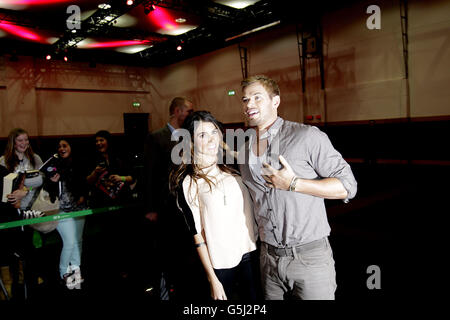 Nikki Reed et Kellan Lutz (à droite) rencontrent des fans lors d'un événement pour le film Twilight Saga: Breaking Dawn part II au Palais des congrès de Dublin. Banque D'Images