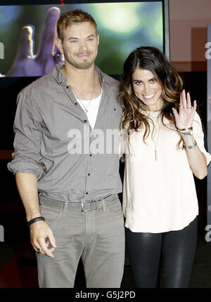 Nikki Reed et Kellan Lutz (à gauche) rencontrent des fans lors d'un événement pour le film Twilight Saga: Breaking Dawn part II au Palais des congrès de Dublin. Banque D'Images