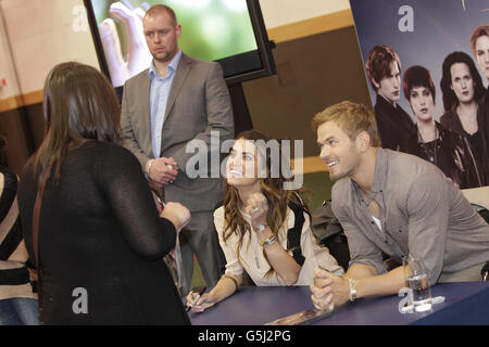 Nikki Reed et Kellan Lutz (à droite) rencontrent des fans lors d'un événement pour le film Twilight Saga: Breaking Dawn part II au Palais des congrès de Dublin. Banque D'Images