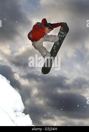 Alors que la Grande-Bretagne perdait jusqu'à présent son point le plus froid de l'année, les surfeurs des neiges ont fait leurs sorties au festival de snowboard « Board-X », à Battersea Park, dans le sud de Londres.* malgré la capitale ne pas obtenir plus qu'une poussière de neige, les professionnels et amateurs de planches ont fait la plupart de la neige artificielle placée sur une pente de quatre-vingts pieds pour montrer leurs compétences.Le festival se poursuit tout le week-end. Banque D'Images