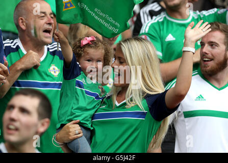 Helen McConnell et sa fille Lottie, épouse et fille de Jonny Evans en Irlande du Nord dans les tribunes précédant le match de l'UEFA Euro 2016, Groupe C, au Parc des Princes, Paris.APPUYEZ SUR ASSOCIATION photo.Date de la photo: Mardi 21 juin 2016.Voir PA Story soccer N Irlande.Le crédit photo devrait se lire: Owen Humphreys/PA Wire.RESTRICTIONS : l'utilisation est soumise à des restrictions.Usage éditorial uniquement.Les ventes de livres et de magazines sont autorisées à ne pas être exclusivement consacrées à une équipe, un joueur ou un match.Aucune utilisation commerciale.Pour plus d'informations, appelez le +44 (0)1158 447447. Banque D'Images