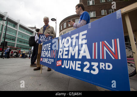 La Grande-Bretagne plus forte dans l'Europe, la campagne référendaire de l'UE Vote Brexit, restent les solliciteurs distribuer des tracts et autocollants à Warren Street au centre de Londres, Banque D'Images