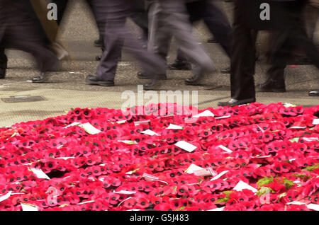 Les anciens militaires défilent devant des couronnes au Cenotaph à Whitehall, Londres, lors du défilé annuel du jour du souvenir. Banque D'Images