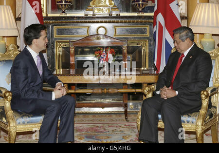 Le président indonésien Susilo Bambang Yudhoyono s'entretient avec le chef travailliste Ed Miliband au Palais de Buckingham à Londres le premier jour de sa visite d'État au Royaume-Uni. Banque D'Images