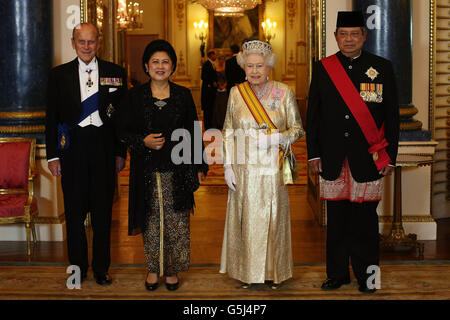 Le président indonésien Susilo Bambang Yudhoyono et sa femme Ani Bambang Yudhoyono posent pour une photographie avec la reine Elizabeth II et le duc d'Édimbourg dans la salle de musique de Buckingham Palace, Londres, En prévision d'un banquet d'État en leur honneur le premier jour de sa visite d'État au Royaume-Uni. Banque D'Images