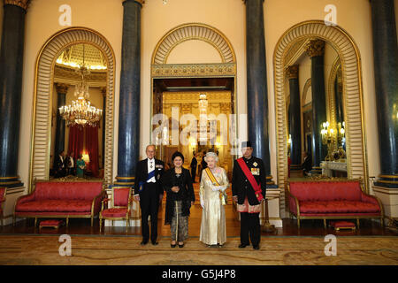 Le président indonésien Susilo Bambang Yudhoyono et sa femme Ani Bambang Yudhoyono posent pour une photographie avec la reine Elizabeth II et le duc d'Édimbourg dans la salle de musique de Buckingham Palace, Londres, En prévision d'un banquet d'État en leur honneur le premier jour de sa visite d'État au Royaume-Uni. Banque D'Images