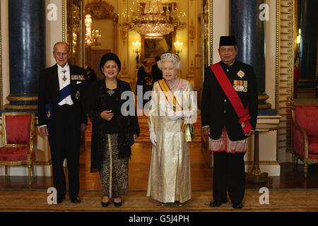 Le président indonésien Susilo Bambang Yudhoyono et sa femme Ani Bambang Yudhoyono posent pour une photographie avec la reine Elizabeth II et le duc d'Édimbourg dans la salle de musique de Buckingham Palace, Londres, En prévision d'un banquet d'État en leur honneur le premier jour de sa visite d'État au Royaume-Uni. Banque D'Images