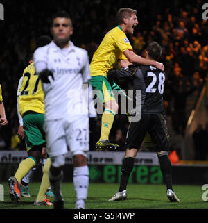 Le capitaine Michael Turner de Norwich City célèbre avec le gardien de but Mark Bunn (à droite) après avoir sauvé la pénalité de la Clint Dempsey de Tottenham Hotspur. Banque D'Images