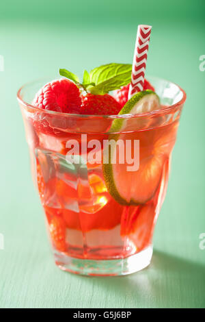 Summer fraise framboise limonade avec de la chaux et de menthe Banque D'Images