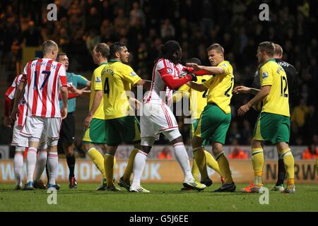 Football - Barclays Premier League - Norwich City / Stoke City - Carrow Road. Les esprits s'affrontent entre les deux équipes Banque D'Images